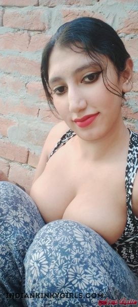 Hot Pathan Bhabhi Nude Selfies Showing Big Boobs  003